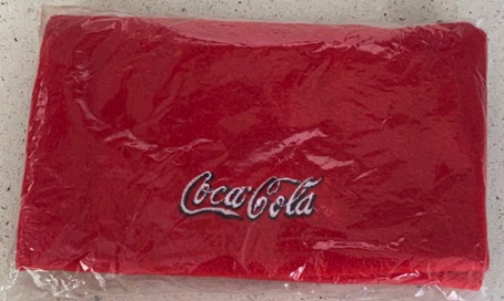 9517-9 € 3,00 coca cola sjaal / das kleur rood met witte letters